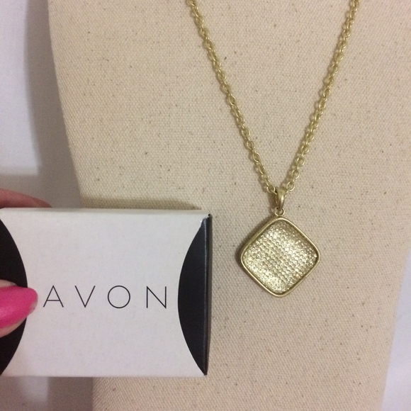 Avon Jewelry - Avon Gold Tone Glittering Pendant Necklace